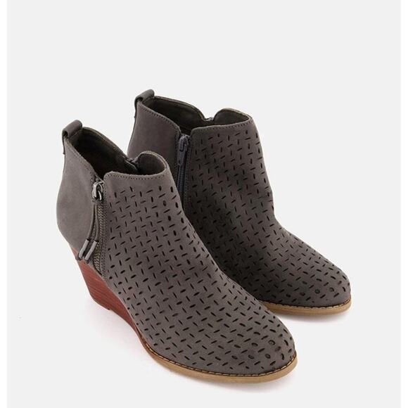 Report Size 8.5 Gray Granger Wedge Boots Perforated Casual - Picture 1 of 11